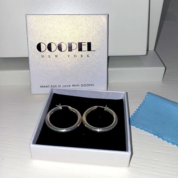 OOOPEL New York Lightweight Silver Toned Hoop Earrings - Picture 1 of 4